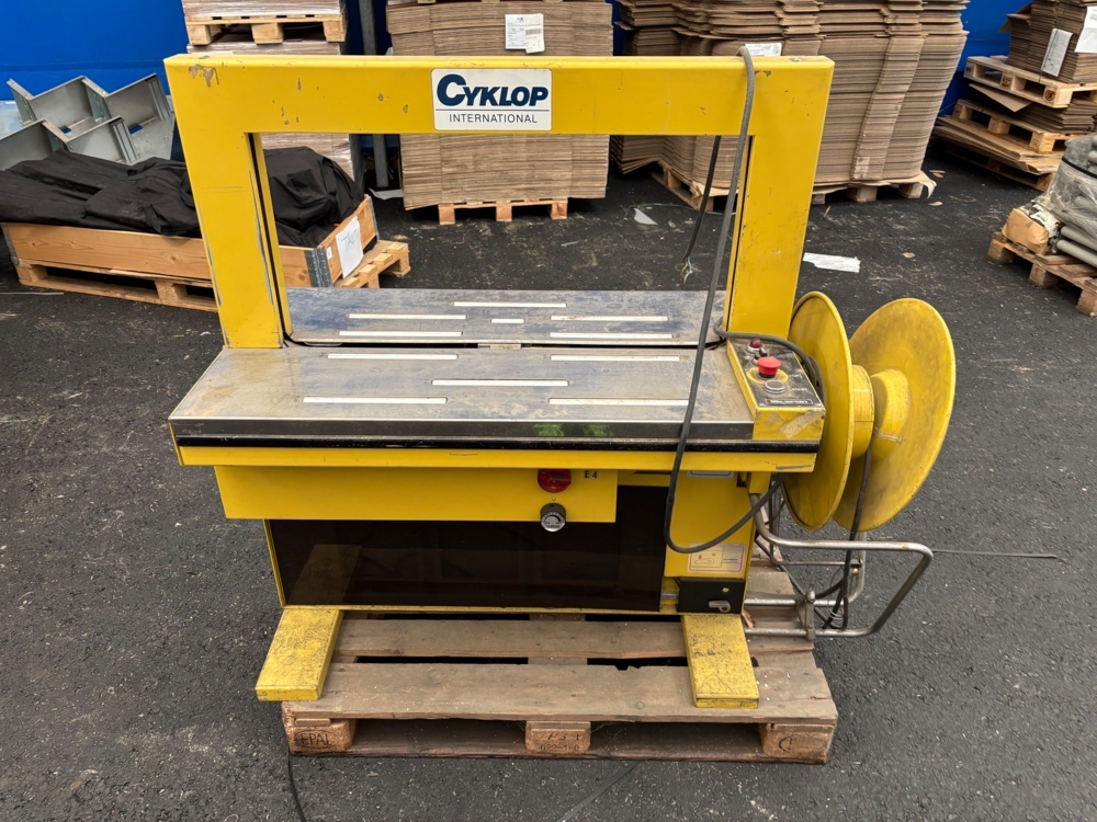 1563555-1 Strapping machine with 2 roller conveyors – Cyklop SS 80