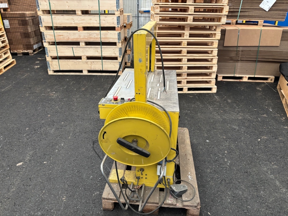 1563555-2 Strapping machine with 2 roller conveyors – Cyklop SS 80