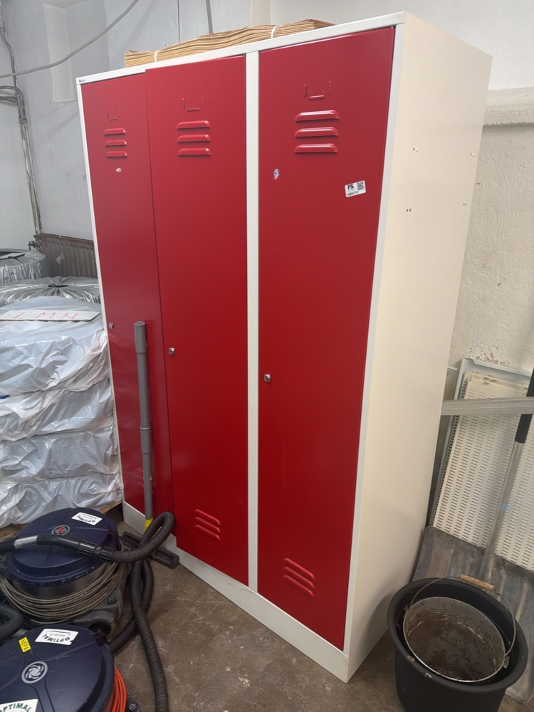 1594717-1 Sheet metal locker with 3 doors