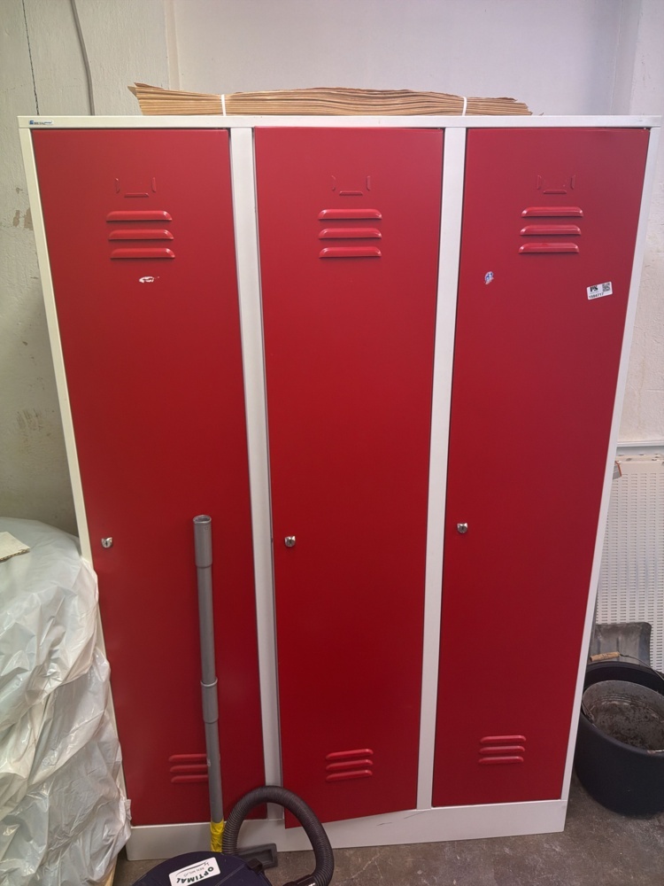 1594717-2 Sheet metal locker with 3 doors