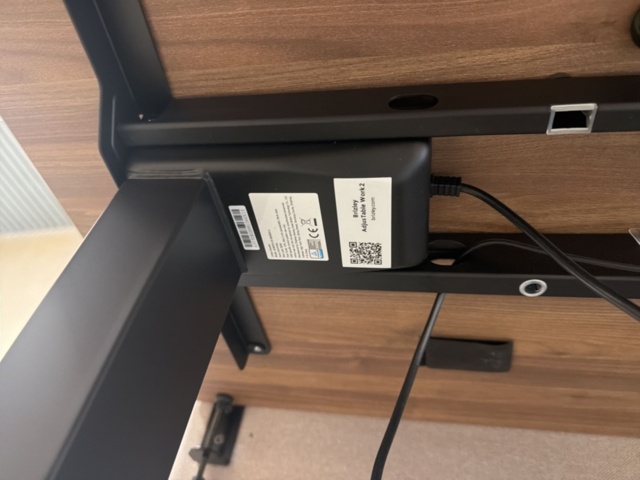 1566458-5 Elektriska höj- och sänkbara skrivbord 2 st med skärmvägg