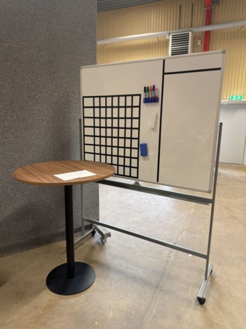 1566461-3 Mötesgrupp med bord, stolar, ståbord och whiteboard