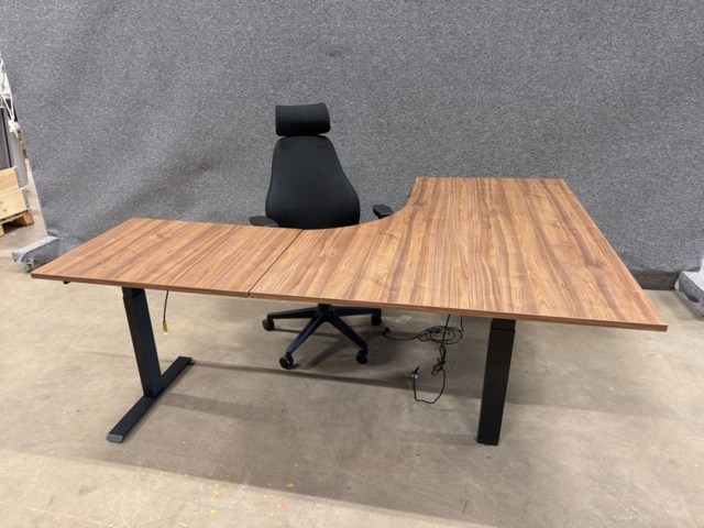 1566462-1 Elektriskt hörnskrivbord med kontorsstol