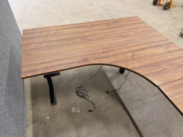 1566462-3 Elektriskt hörnskrivbord med kontorsstol