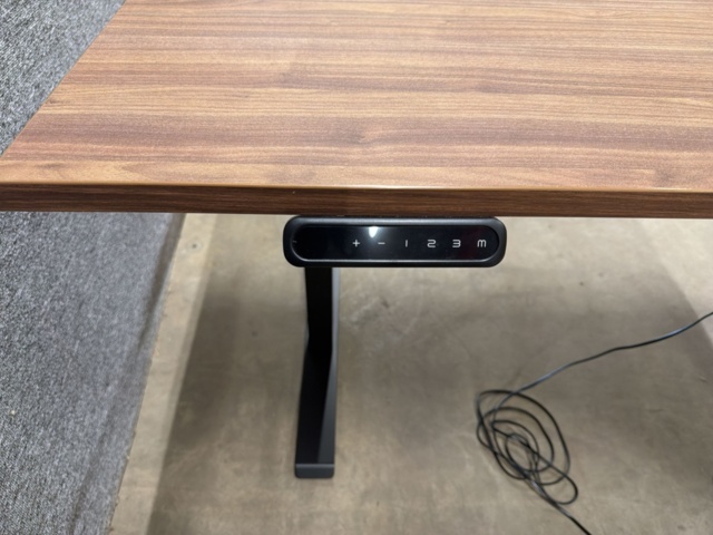 1566462-4 Elektriskt hörnskrivbord med kontorsstol