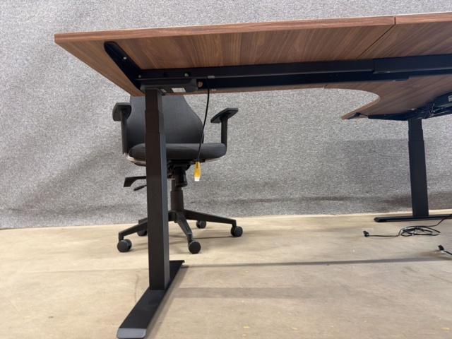 1566462-8 Elektriskt hörnskrivbord med kontorsstol