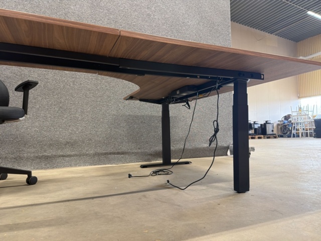 1566462-9 Elektriskt hörnskrivbord med kontorsstol