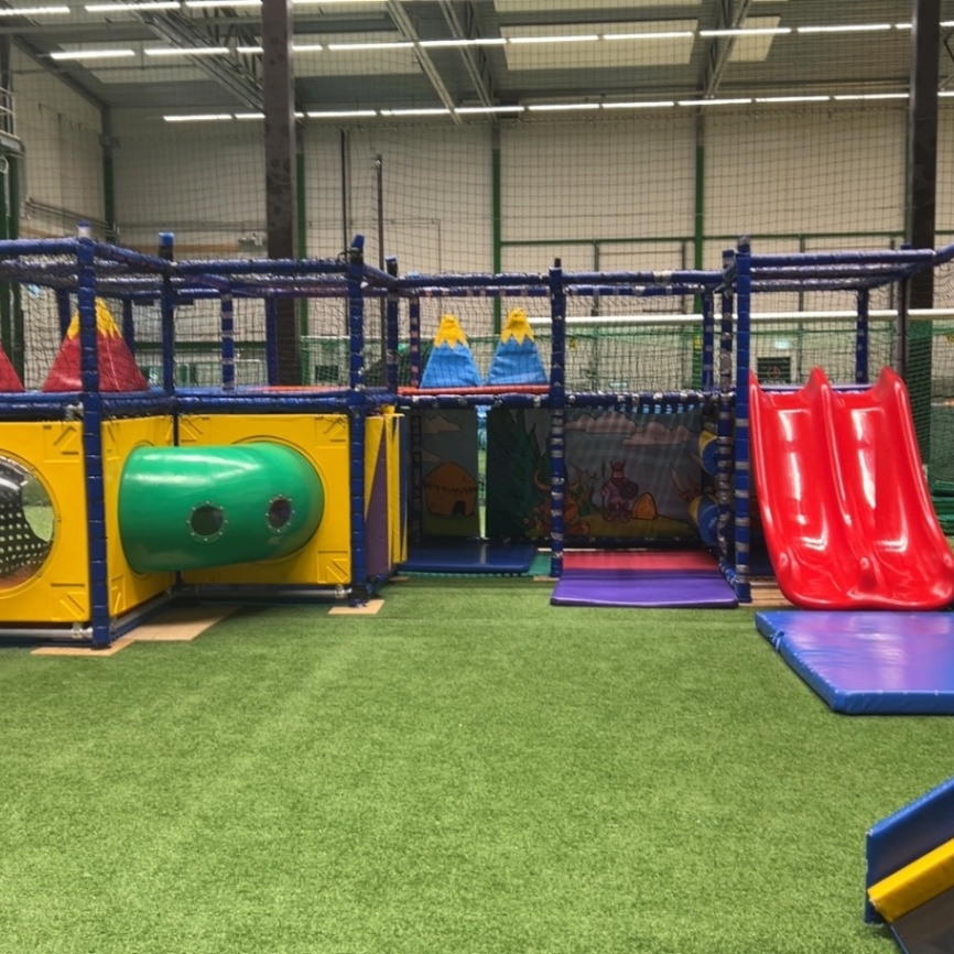 1540075-1 Play castle with slides and obstacle course