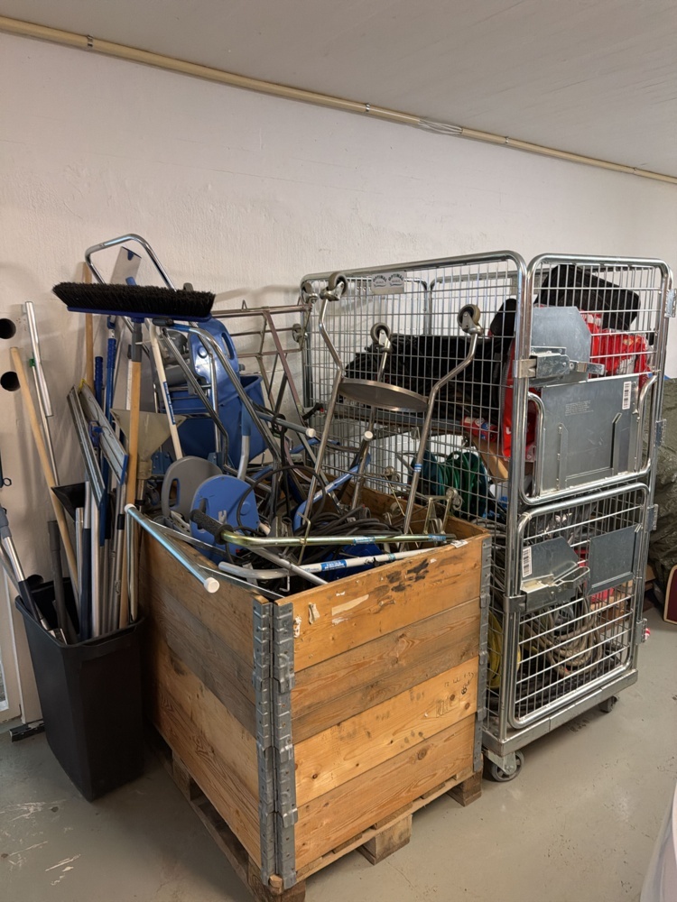 1594699-1 Various cleaning equipment and accessories.