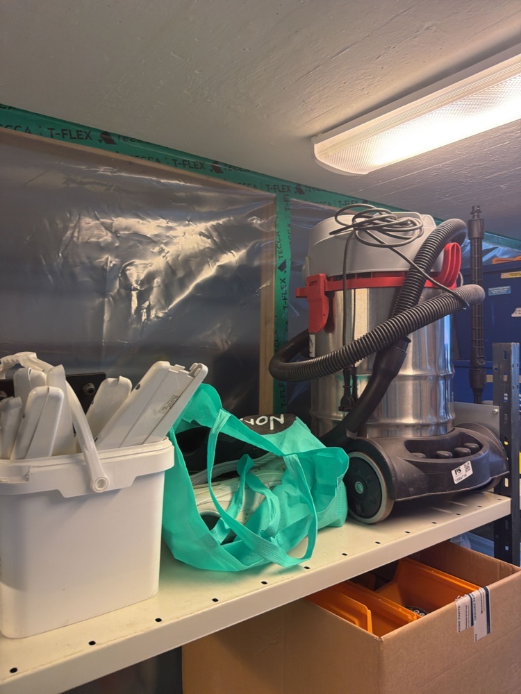 1594710-2 Cleaning equipment and metal shelves - 9 sections