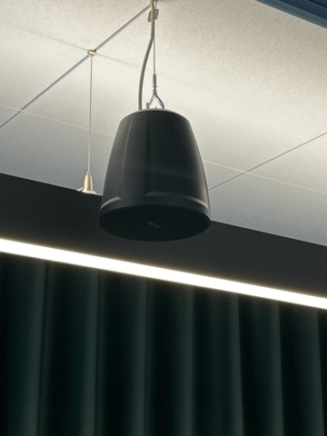 1519363-14 Konferenssystem med skärm, kamera, mikrofon och högtalare