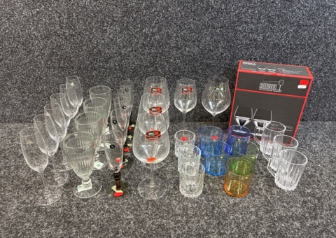 Sortiment med glas Riedel m.m.