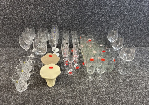 Sortiment med glas och inredning Cooee Design m.m.