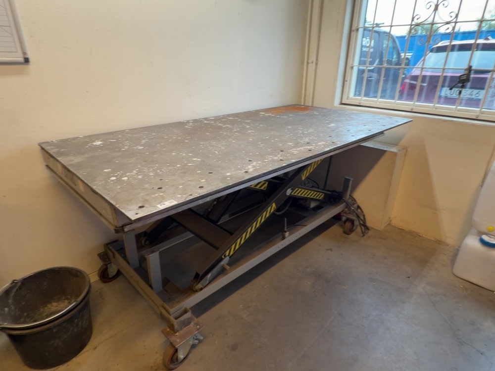 1574864-1 Height-adjustable work table – Silverstone HW1005