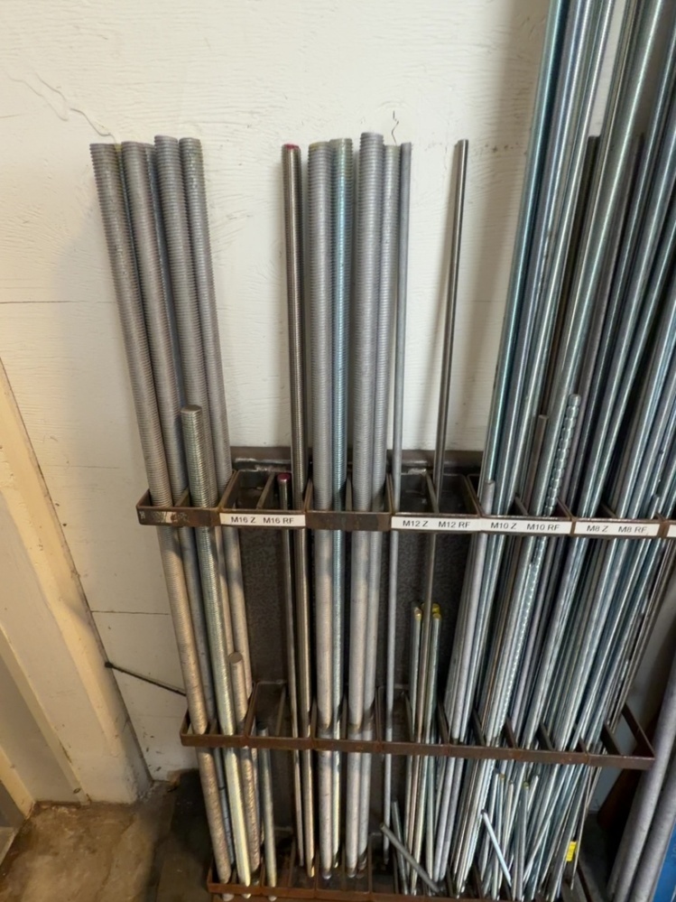 1574865-2 Lot of threaded rods in varying dimensions