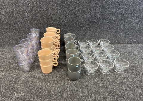 Muggar, skålar och plastglas