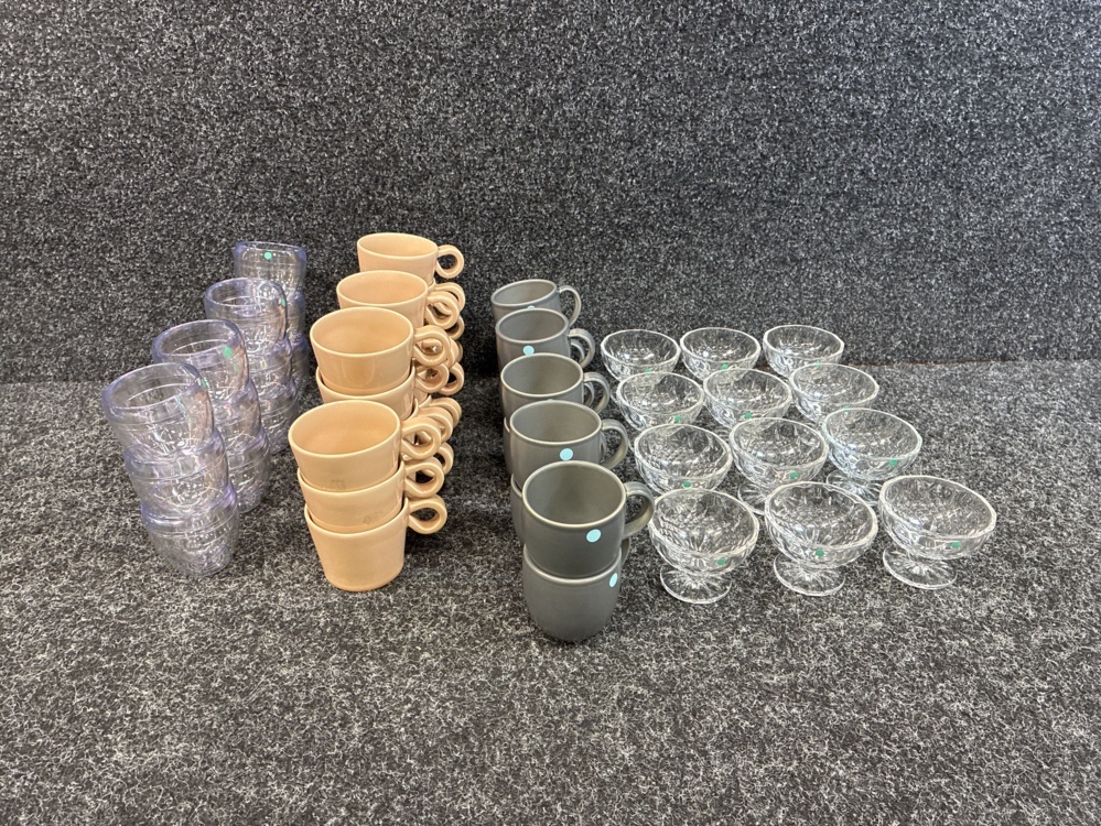 1505319-1 Muggar, skålar och plastglas