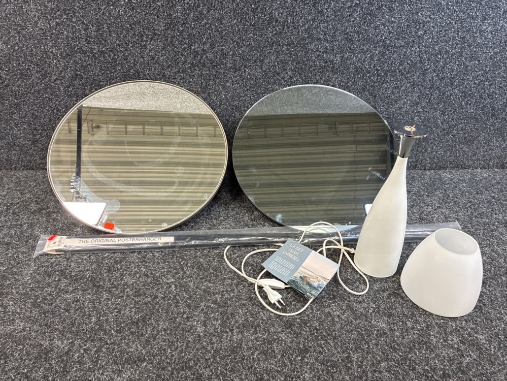 1505320-1 Speglar, bordslampa, affischhängare m.m.