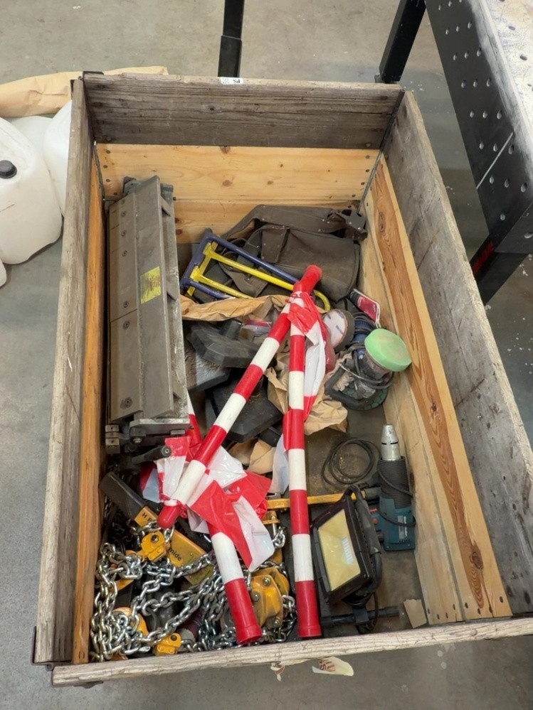 1574871-1 Pallet with contents - chain hoists, work lamp, etc.