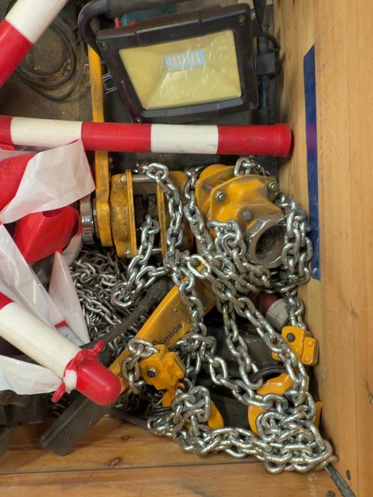 1574871-2 Pallet with contents - chain hoists, work lamp, etc.