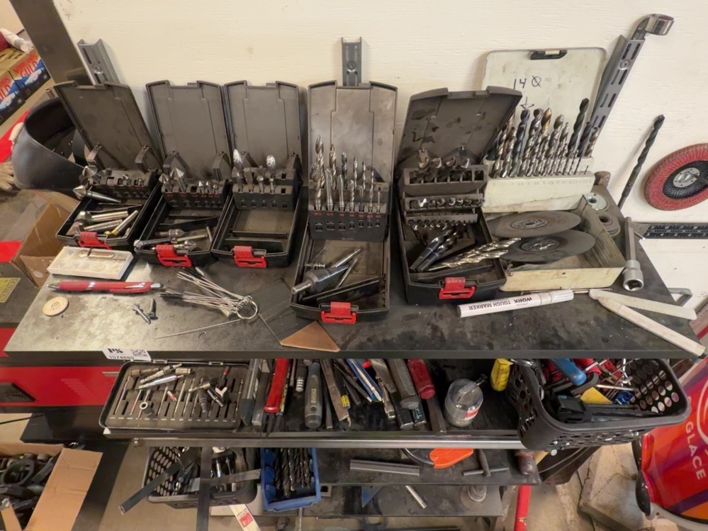 1574880-2 Shelves with tools and accessories