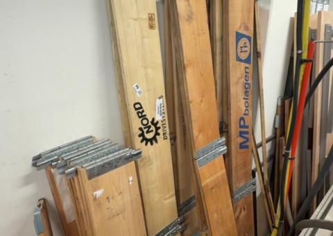 Pallets and pallet collars