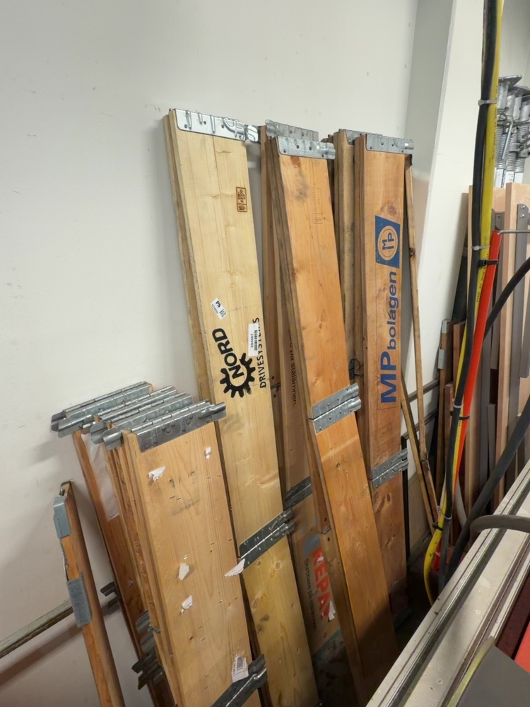 1574955-1 Pallets and pallet collars