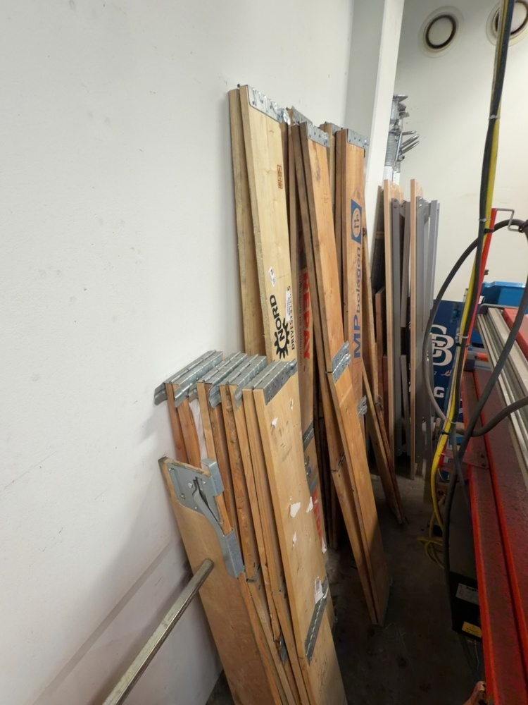 1574955-2 Pallets and pallet collars