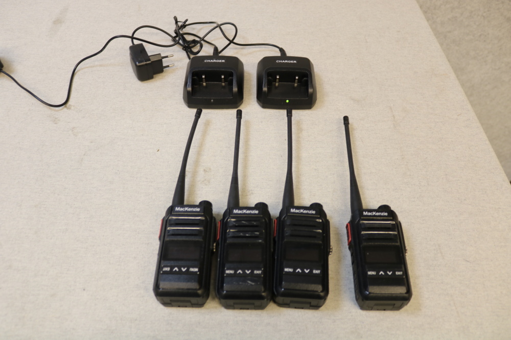 1515271-2 4 st Kommunikationsradioapparater & 2 st laddare