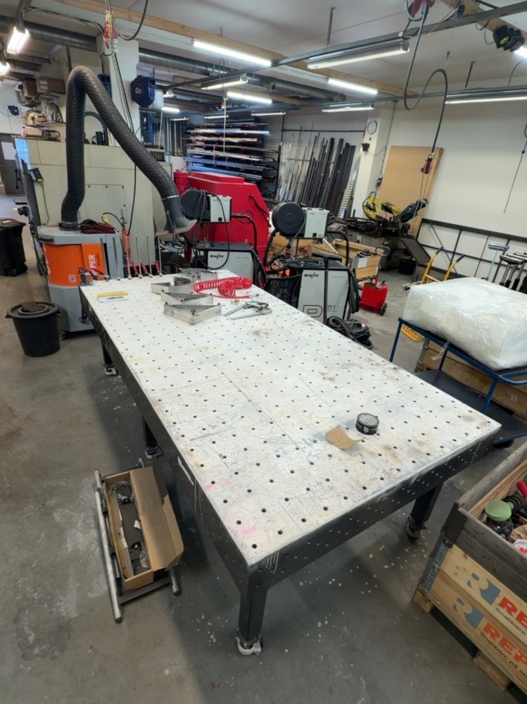 1574892-1 Welding table with accessories