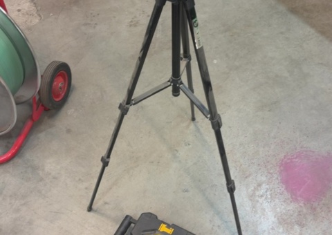 Cross line laser green - Dewalt Cross line laser green, with stand – DeWalt DW088CG