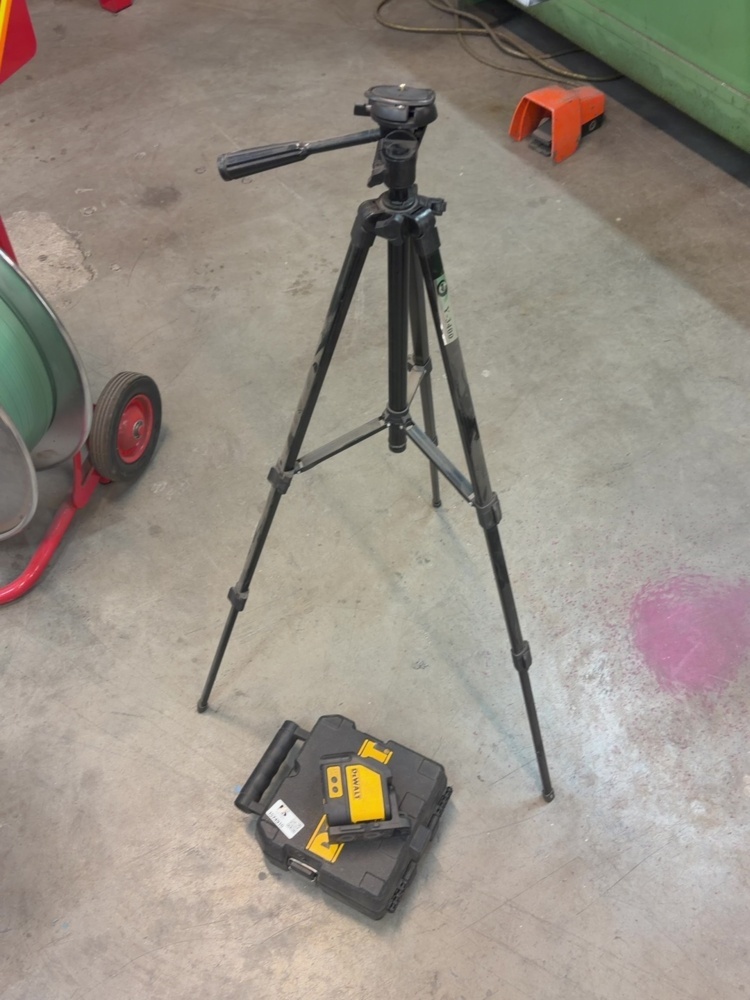 1574910-1 Cross line laser green - Dewalt Cross line laser green, with stand – DeWalt DW088CG