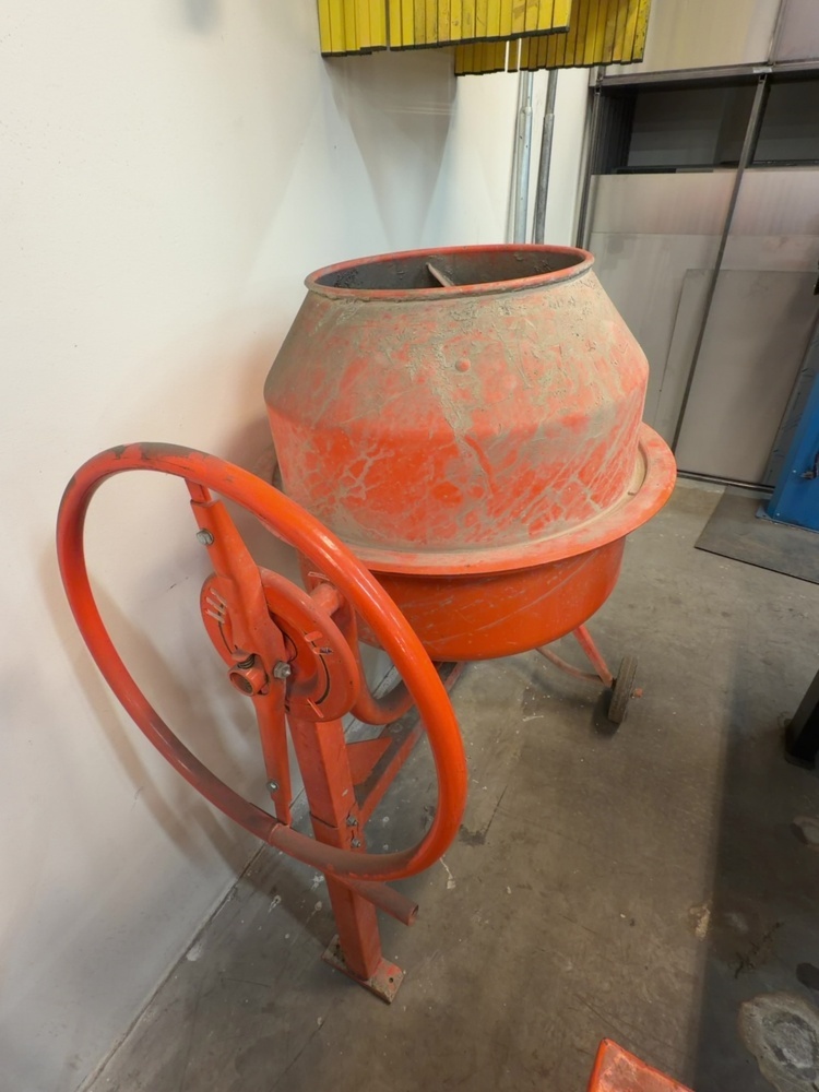 1574897-2 Cement mixer