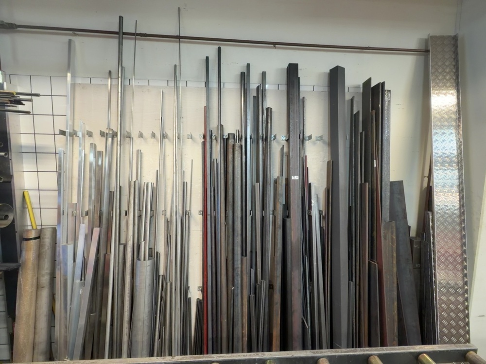 1574919-1 Lot of metal bars and materials