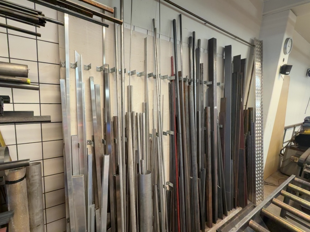 1574919-2 Lot of metal bars and materials