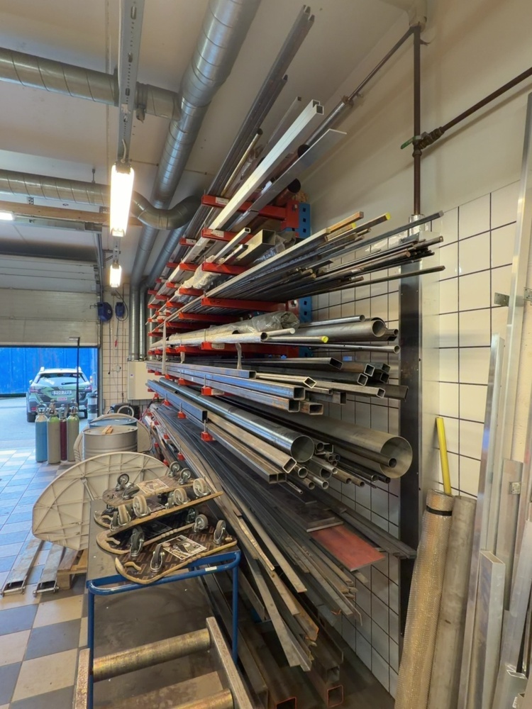 1574920-2 Cross rack with contents