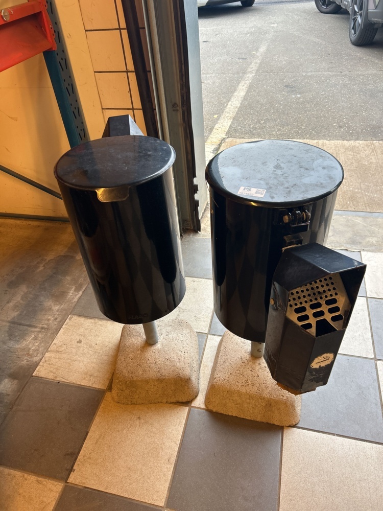 1574959-1 Wastebasket with ashtray - 2 pcs