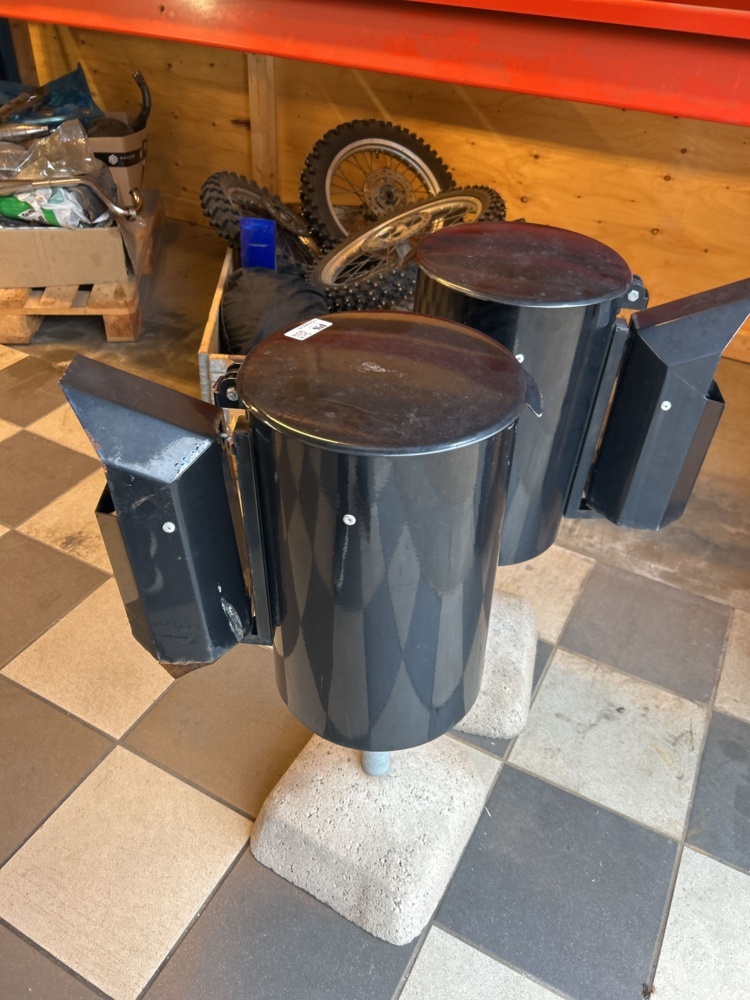 1574959-2 Wastebasket with ashtray - 2 pcs