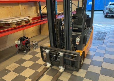 Counterbalance forklift – Jungheinrich EFG 216k with charger