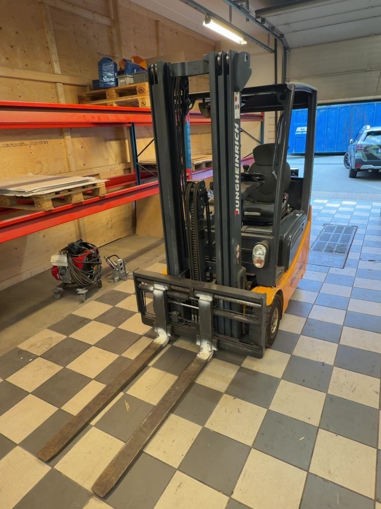 1574925-1 Counterbalance forklift – Jungheinrich EFG 216k with charger