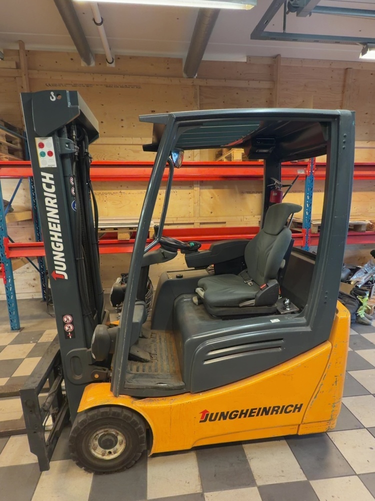 1574925-2 Counterbalance forklift – Jungheinrich EFG 216k with charger
