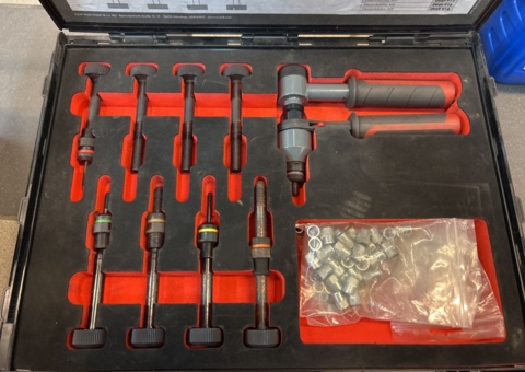 Blind riveter with accessories – Würth HES 412