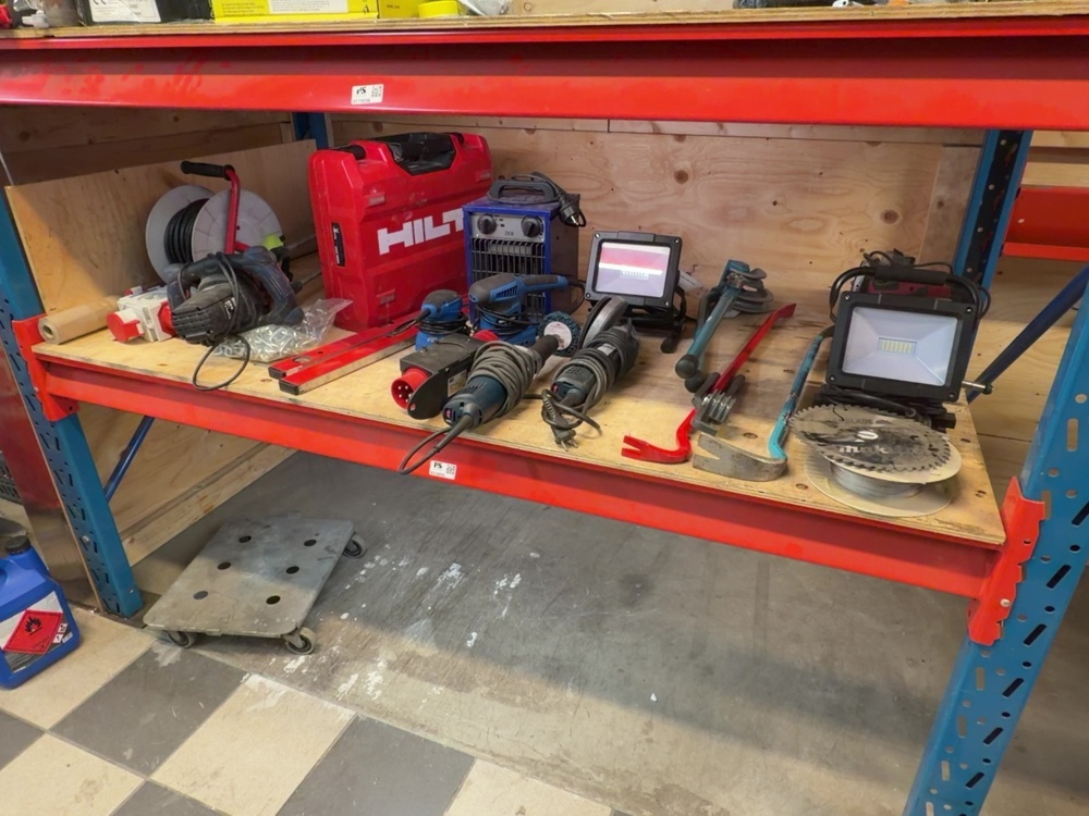 1574935-1 Everything on the shelf - tools and equipment