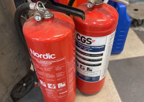 Two fire extinguishers, 6 kg powder