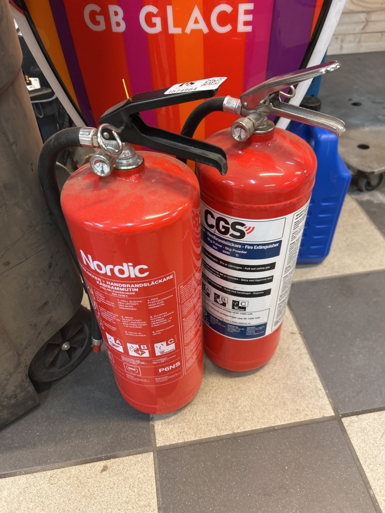 1574964-1 Two fire extinguishers, 6 kg powder
