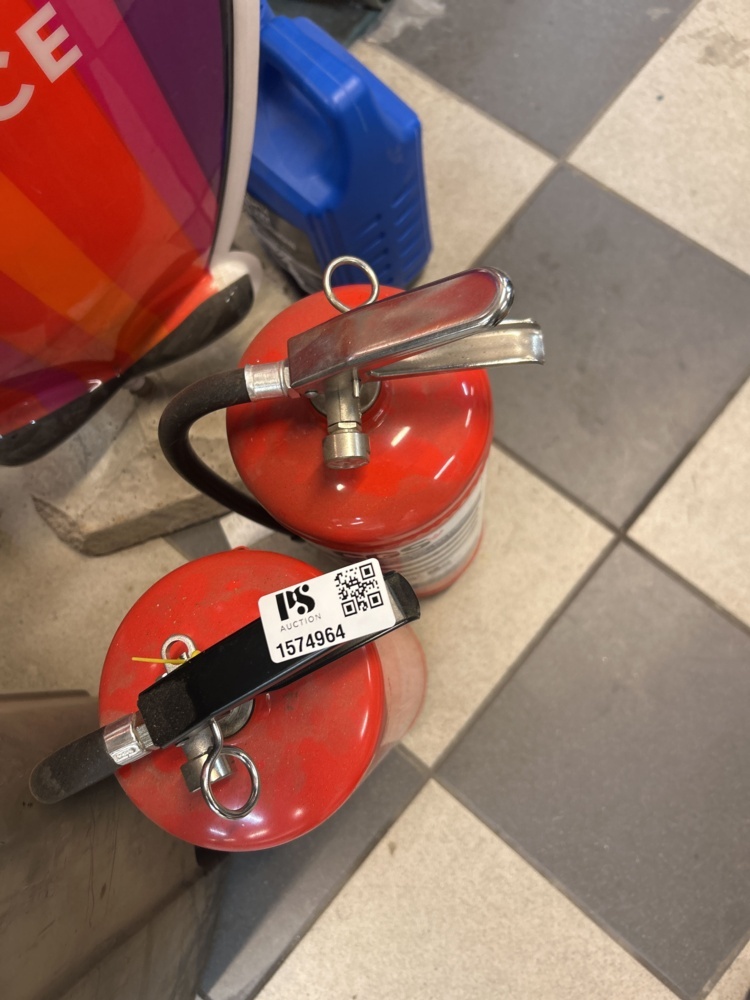 1574964-2 Two fire extinguishers, 6 kg powder