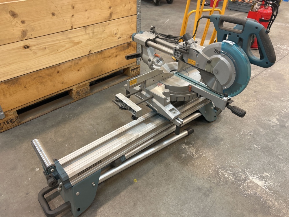 1574947-1 Chop saw and mitre saw with stand – Makita LS1018L