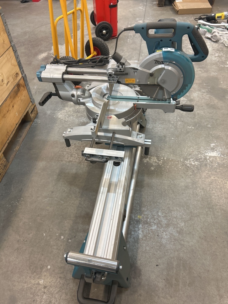 1574947-2 Chop saw and mitre saw with stand – Makita LS1018L