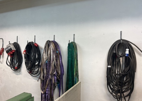 Lot of cables and lifting equipment