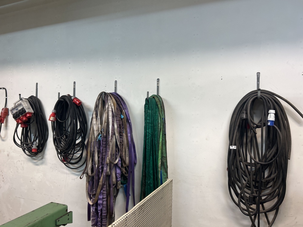1574965-1 Lot of cables and lifting equipment